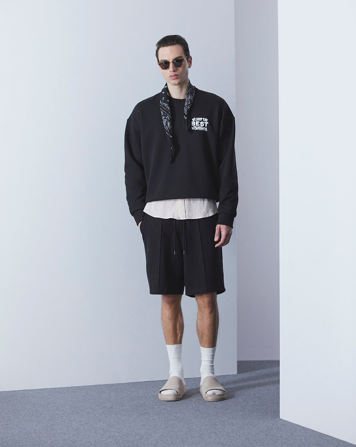 BLACK OVERSIZED SWEATSHIRT