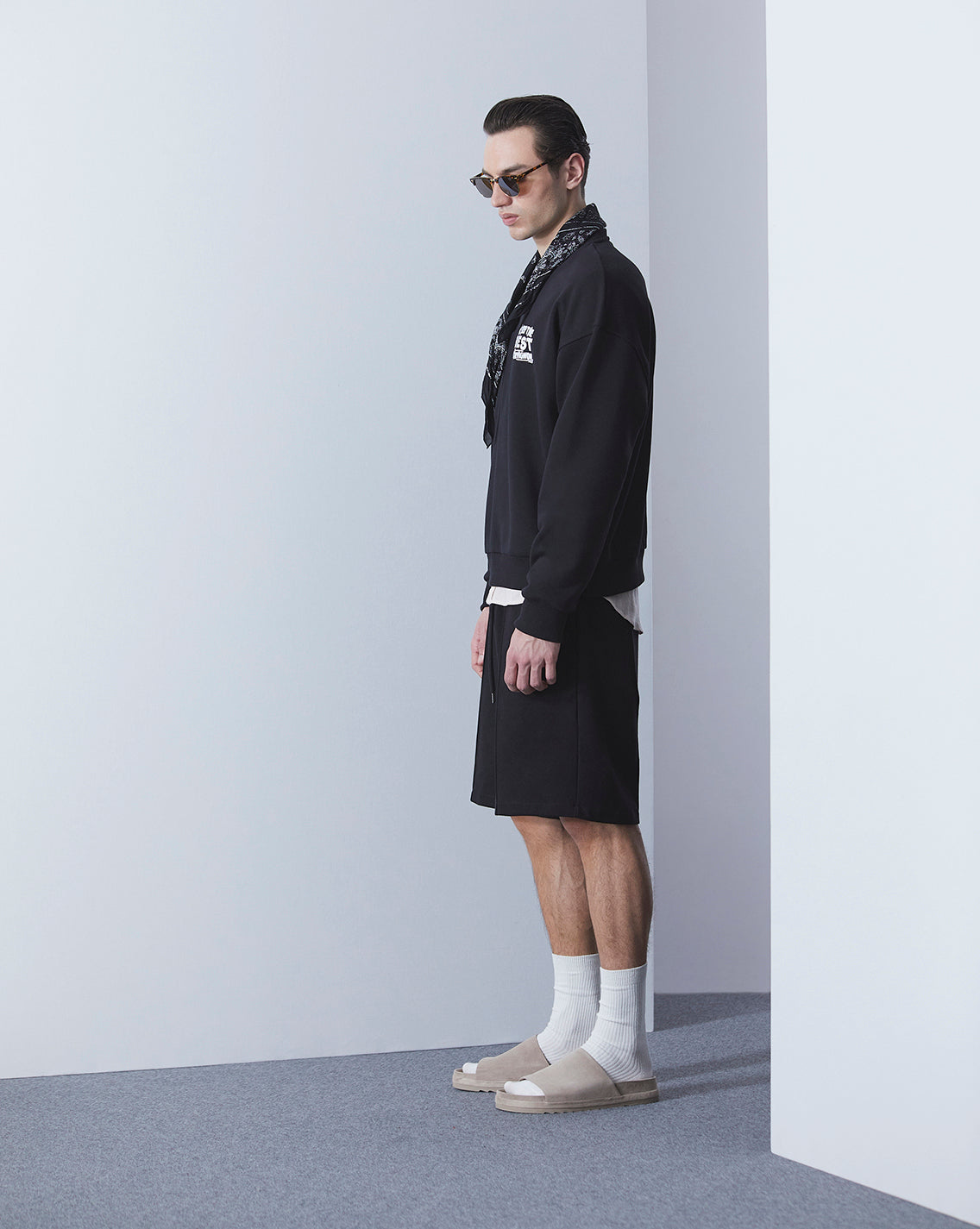 BLACK OVERSIZED SWEATSHIRT