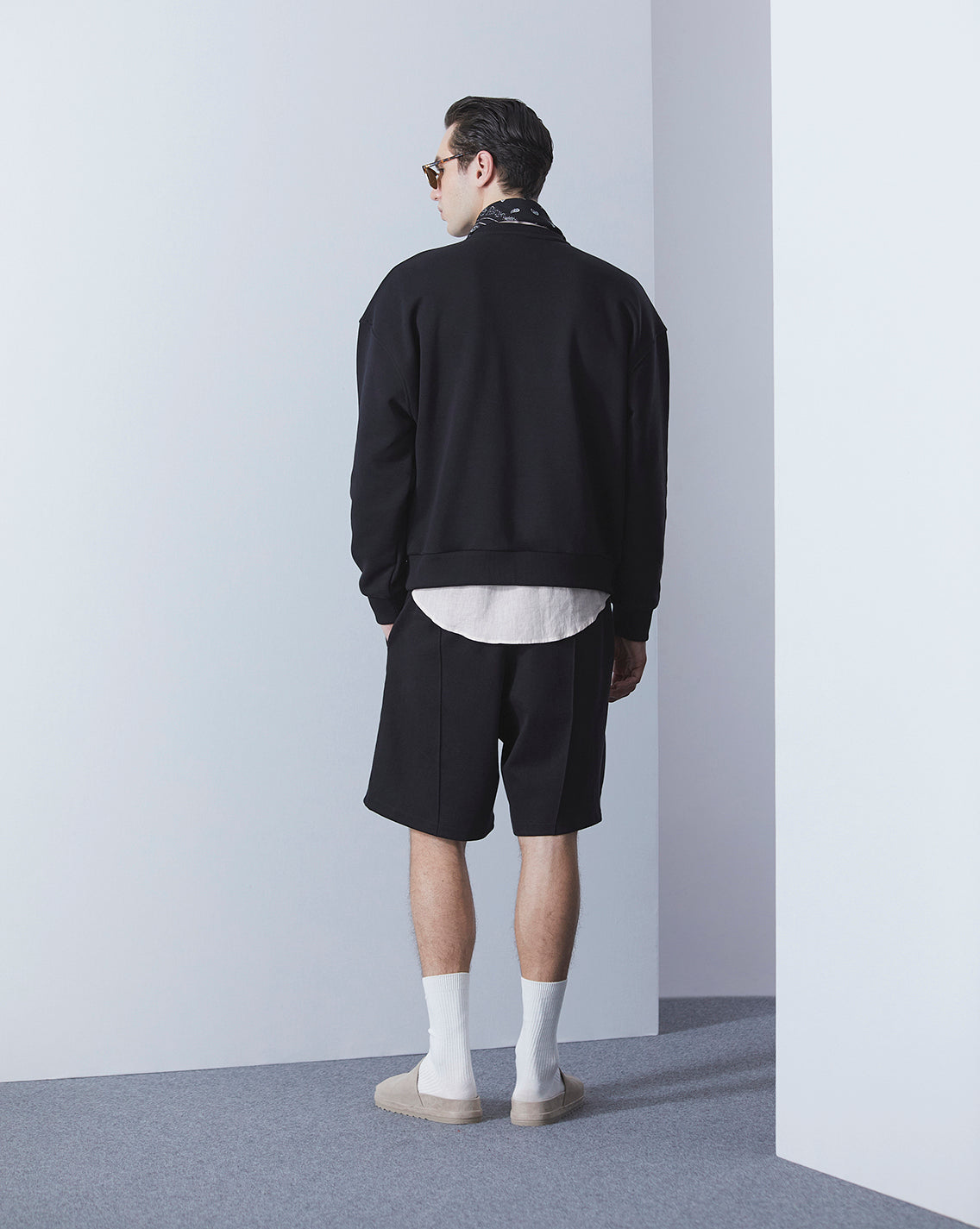 BLACK OVERSIZED SWEATSHIRT